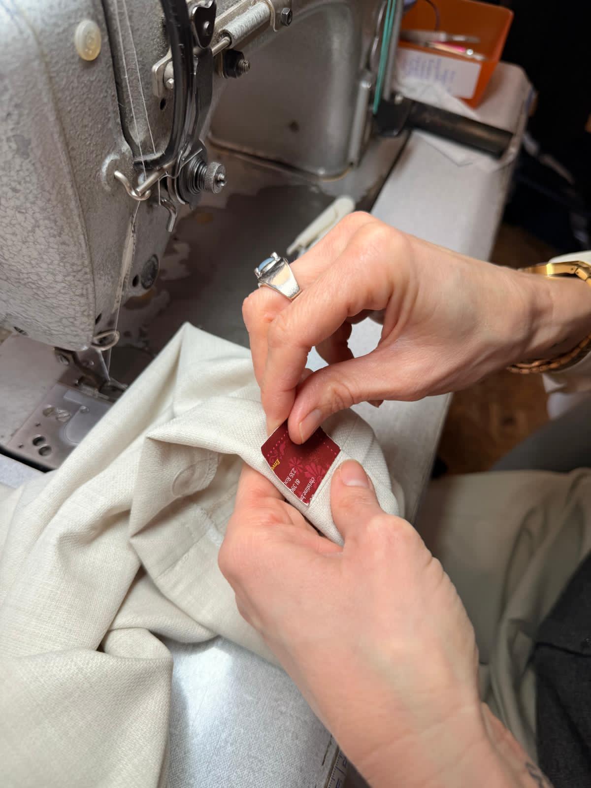 Gwenola au travail sur une pièce de tissu à la machine à coudre